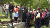 СПОМЕН БИСТА ЛАЗАРУ ВУЧКОВИЋУ: У Горњем Селу код Призрена обележје новинару и песнику СПОМЕН БИСТА ЛАЗАРУ ВУЧКОВИЋУ: У Горњем Селу код Призрена обележје новинару и песнику