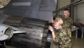МИГОВИ СУ ЊИХОВА ГЛАВНА БРИГА: На аеродрому Батајница стасава нова генерација подофицира авио-механичара (ФОТО)