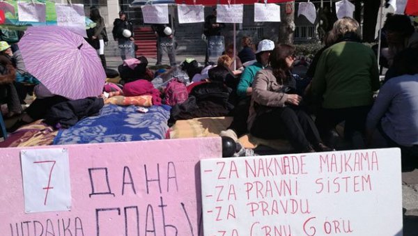 ИМОВИНУ ФУНКЦИОНЕРА ПРЕТОЧИТИ У НАКНАДЕ: Проблем жена са троје и више деце поново актуелан међу црногорским посланицима ИМОВИНУ ФУНКЦИОНЕРА ПРЕТОЧИТИ У НАКНАДЕ: Проблем жена са троје и више деце поново актуелан међу црногорским посланицима