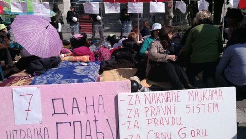 ИМОВИНУ ФУНКЦИОНЕРА ПРЕТОЧИТИ У НАКНАДЕ: Проблем жена са троје и више деце поново актуелан међу црногорским посланицима ИМОВИНУ ФУНКЦИОНЕРА ПРЕТОЧИТИ У НАКНАДЕ: Проблем жена са троје и више деце поново актуелан међу црногорским посланицима