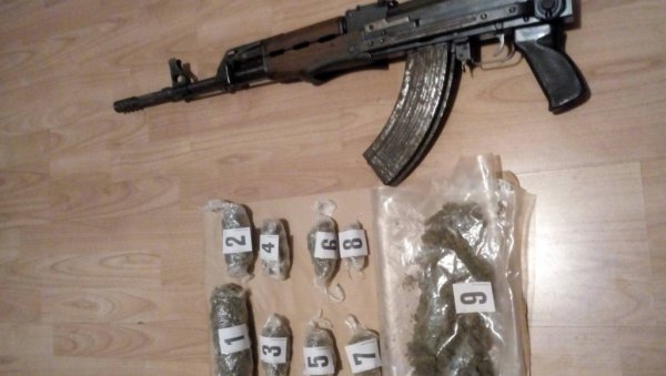 ДРОГА У АУДИЈУ, ОРУЖЈЕ У СТАНУ: Полиција ухапсила младића у оквиру акције Гнев ДРОГА У АУДИЈУ, ОРУЖЈЕ У СТАНУ: Полиција ухапсила младића у оквиру акције Гнев