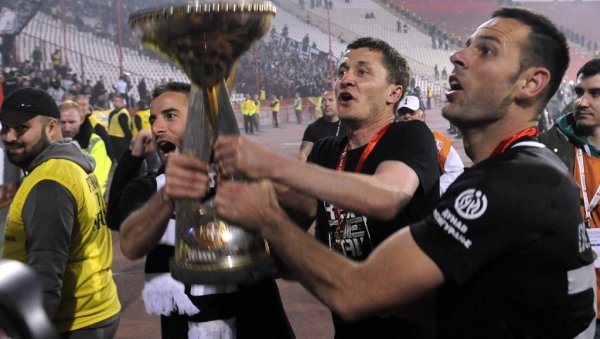 БИВШИ КАПИТЕН ПАРТИЗАНА ЗАВРШИО КАРИЈЕРУ: Опростио се фудбалер који је донео последњи трофеј црно-белима БИВШИ КАПИТЕН ПАРТИЗАНА ЗАВРШИО КАРИЈЕРУ: Опростио се фудбалер који је донео последњи трофеј црно-белима