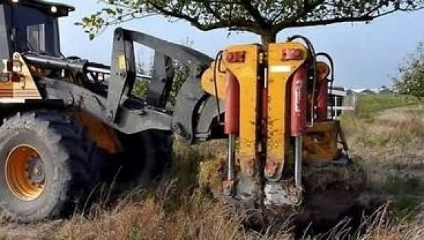 МАШИНА ЗА ПРЕСАЂИВАЊЕ ДРВЕЋА: Стиже за два месеца, а може да пресади дрво са кореном висине до 10 метара МАШИНА ЗА ПРЕСАЂИВАЊЕ ДРВЕЋА: Стиже за два месеца, а може да пресади дрво са кореном висине до 10 метара