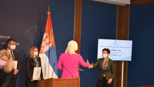 ВЛАДА ФИНАНСИРА РЕКОНСТРУКЦИЈУ ШКОЛЕ: Свилајнац једна од 20 општина која је потписала уговор ВЛАДА ФИНАНСИРА РЕКОНСТРУКЦИЈУ ШКОЛЕ: Свилајнац једна од 20 општина која је потписала уговор