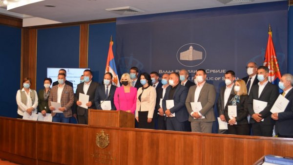 ВЛАДА ФИНАНСИРА РЕКОНСТРУКЦИЈУ ШКОЛЕ У СВИЛАЈНЦУ: Укупна вредност радова око 24,5 милиона динара ВЛАДА ФИНАНСИРА РЕКОНСТРУКЦИЈУ ШКОЛЕ У СВИЛАЈНЦУ: Укупна вредност радова око 24,5 милиона динара
