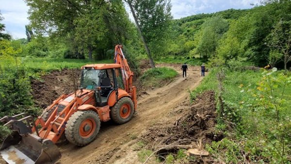НАСТАВЉА СЕ УРЕЂЕЊЕ ПОЉСКИХ ПУТЕВА: Радове у Рековцу обишли председник општине и чланови већа НАСТАВЉА СЕ УРЕЂЕЊЕ ПОЉСКИХ ПУТЕВА: Радове у Рековцу обишли председник општине и чланови већа