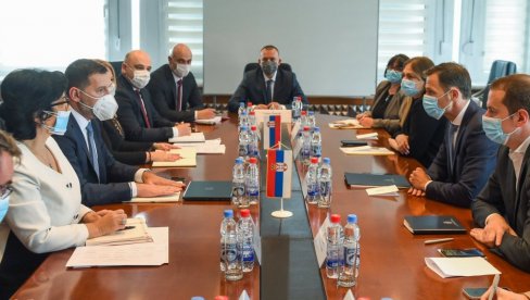 ZAJEDNIČKIM SNAGAMA ZA JAČU EKONOMIJU: Ministar Mali održao kolegijum sa Poreskom upravom i Upravom carina (FOTO) ZAJEDNIČKIM SNAGAMA ZA JAČU EKONOMIJU: Ministar Mali održao kolegijum sa Poreskom upravom i Upravom carina (FOTO)