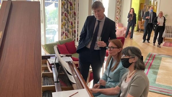 ДЕЛИЛЕ КЛАВИР: Српска амбасадорка у Великој Британији засвирала са колегиницом Шан Меклауд ДЕЛИЛЕ КЛАВИР: Српска амбасадорка у Великој Британији засвирала са колегиницом Шан Меклауд
