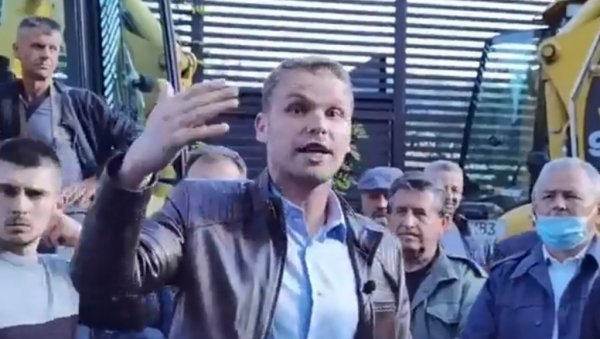 СТАНИВУКОВИЋ ДОВЕЗАО БАГЕРЕ, СПРЕМАН ЗА РУШЕЊЕ: Поручио пред окупљенима - Не дамо ни педаљ наше земље (ВИДЕО) СТАНИВУКОВИЋ ДОВЕЗАО БАГЕРЕ, СПРЕМАН ЗА РУШЕЊЕ: Поручио пред окупљенима - Не дамо ни педаљ наше земље (ВИДЕО)