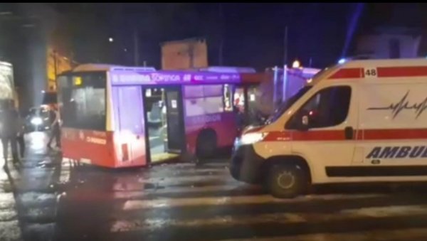 АУТОБУС УДАРИО У ЦИСТЕРНУ ЧИСТОЋЕ: У две незгоде на линијама 26 на Врачару и 95 на Карабурми повређено 11 путника АУТОБУС УДАРИО У ЦИСТЕРНУ ЧИСТОЋЕ: У две незгоде на линијама 26 на Врачару и 95 на Карабурми повређено 11 путника