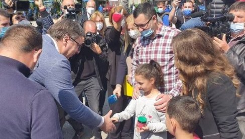 ПРЕДСЕДНИК ОБЈАВИО ДИРЉИВУ ФОТОГРАФИЈУ: Драган и Александра су одлучили да се врате у свој родни крај - пресрећан сам због њих! (ФОТО) ПРЕДСЕДНИК ОБЈАВИО ДИРЉИВУ ФОТОГРАФИЈУ: Драган и Александра су одлучили да се врате у свој родни крај - пресрећан сам због њих! (ФОТО)