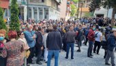ВУЧИЋ У ПРИБОЈУ: Више стотина грађана очекује долазак председника (ФОТО) ВУЧИЋ У ПРИБОЈУ: Више стотина грађана очекује долазак председника (ФОТО)