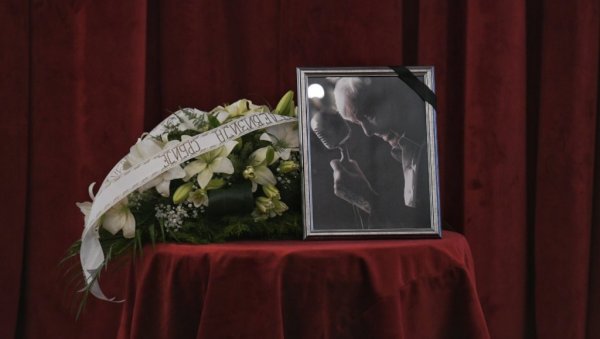 ТУГА У ГРАДСКОЈ СКУПШТИНИ: Комеморација поводом смрти Марјановића, породица и пријатељи се опраштају од легенде (ФОТО/ВИДЕО) ТУГА У ГРАДСКОЈ СКУПШТИНИ: Комеморација поводом смрти Марјановића, породица и пријатељи се опраштају од легенде (ФОТО/ВИДЕО)