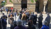 МУК НА НОВОМ ГРОБЉУ: Сахрањен Ђорђе Марјановић, породица и пријатељи се опраштају (ФОТО/ВИДЕО) МУК НА НОВОМ ГРОБЉУ: Сахрањен Ђорђе Марјановић, породица и пријатељи се опраштају (ФОТО/ВИДЕО)