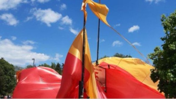 ПЕХ НА ДАН НЕЗАВИСНОСТИ: Поцепала се „највећа црногорска застава“ на Цетињу (ВИДЕО) ПЕХ НА ДАН НЕЗАВИСНОСТИ: Поцепала се „највећа црногорска застава“ на Цетињу (ВИДЕО)