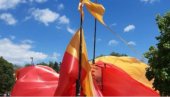 ПЕХ НА ДАН НЕЗАВИСНОСТИ: Поцепала се „највећа црногорска застава“ на Цетињу (ВИДЕО) ПЕХ НА ДАН НЕЗАВИСНОСТИ: Поцепала се „највећа црногорска застава“ на Цетињу (ВИДЕО)