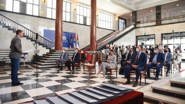 ПОДРШКА ПРОЈЕКТИМА ЗАШТИТЕ ЖИВОТНЕ СРЕДИНЕ У ВОЈВОДИНИ: Уговори вредни 50 милиона динара ПОДРШКА ПРОЈЕКТИМА ЗАШТИТЕ ЖИВОТНЕ СРЕДИНЕ У ВОЈВОДИНИ: Уговори вредни 50 милиона динара