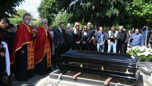 СУПРУГА НИЈЕ ДОШЛА НА САХРАНУ: Ђорђе Марјановић испраћен на вечни починак, последње збогом легенди СУПРУГА НИЈЕ ДОШЛА НА САХРАНУ: Ђорђе Марјановић испраћен на вечни починак, последње збогом легенди