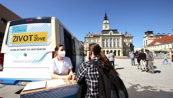 ИМУНИЗАЦИЈА У АУТОБУСУ: На тргу слободе у Новом Саду мобилни пункт за вакцинацију ИМУНИЗАЦИЈА У АУТОБУСУ: На тргу слободе у Новом Саду мобилни пункт за вакцинацију