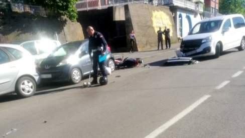 SAOBRAĆAJNA NESREĆA U ŽELEZNIKU: Oboren motociklista, vozilo potpuno uništeno (FOTO) SAOBRAĆAJNA NESREĆA U ŽELEZNIKU: Oboren motociklista, vozilo potpuno uništeno (FOTO)