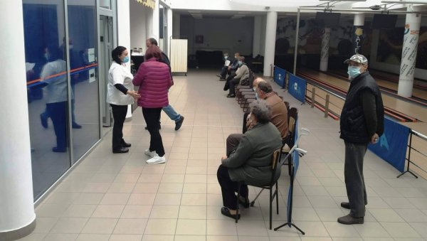 У ПАРАЋИНУ ДАТО ОКО 25.000 ВАКЦИНА: Прва доза у недељу у спортској хали без заказивања - на располагању ће бити „Синофарм“ и „Фајзер“ У ПАРАЋИНУ ДАТО ОКО 25.000 ВАКЦИНА: Прва доза у недељу у спортској хали без заказивања - на располагању ће бити „Синофарм“ и „Фајзер“