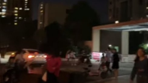 СНАЖАН ЗЕМЉОТРЕС У КИНИ: Објављени језиви снимци потреса, људи у паници бежали (ВИДЕО) СНАЖАН ЗЕМЉОТРЕС У КИНИ: Објављени језиви снимци потреса, људи у паници бежали (ВИДЕО)