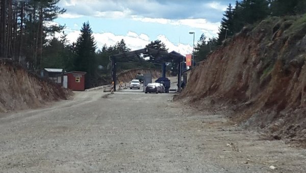 СРБИ МАКАДАМСКИМ ПУТЕМ ДО ЦРНОГОРСКОГ ПРИМОРЈА: Овог лета отежан саобраћај на овим граничним прелазима СРБИ МАКАДАМСКИМ ПУТЕМ ДО ЦРНОГОРСКОГ ПРИМОРЈА: Овог лета отежан саобраћај на овим граничним прелазима