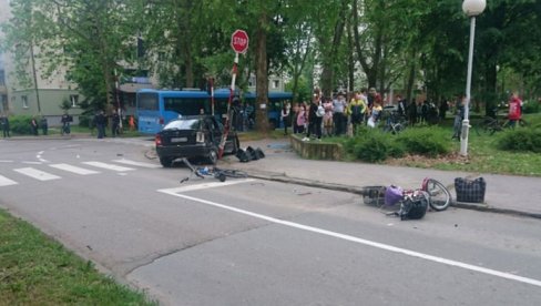 STRAŠNA SAOBRAĆAJNA NESREĆA U SOMBORU: Detalji tragedije - ženi sa pešačke staze nije bilo spasa posle sudara automobila i autobusa STRAŠNA SAOBRAĆAJNA NESREĆA U SOMBORU: Detalji tragedije - ženi sa pešačke staze nije bilo spasa posle sudara automobila i autobusa
