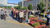 ЦВЕТНА ПИЈАЦА У ЦЕНТРУ ЗРЕЊАНИНА: Ни киша није омела почетак сјајне манифестације (ФОТО) ЦВЕТНА ПИЈАЦА У ЦЕНТРУ ЗРЕЊАНИНА: Ни киша није омела почетак сјајне манифестације (ФОТО)