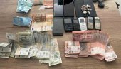 УХАПШЕНЕ ДВЕ ОСОБЕ: У две акције заплењено око 100 кесица са наркотицима УХАПШЕНЕ ДВЕ ОСОБЕ: У две акције заплењено око 100 кесица са наркотицима