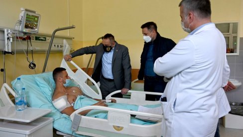 МИНИСТАР ВУЛИН ОБИШАО ПОВРЕЂЕНОГ ПОЛИЦАЈЦА: Припадници полиције раде тежак и веома одговоран посао, ризикују своје здравље и животе МИНИСТАР ВУЛИН ОБИШАО ПОВРЕЂЕНОГ ПОЛИЦАЈЦА: Припадници полиције раде тежак и веома одговоран посао, ризикују своје здравље и животе