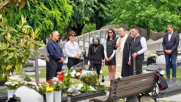 ПЕТ ГОДИНА БЕЗ ЛЕГЕНДЕ: Породица и пријатељи одали почаст великом Бати Живојиновићу (ФОТО/ВИДЕО) ПЕТ ГОДИНА БЕЗ ЛЕГЕНДЕ: Породица и пријатељи одали почаст великом Бати Живојиновићу (ФОТО/ВИДЕО)