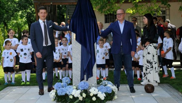 ПОДИГНУТ СПОМЕНИК ХУГО БУЛИЈУ: На Ади откривена биста творцу фудбала у Србији! (ФОТО) ПОДИГНУТ СПОМЕНИК ХУГО БУЛИЈУ: На Ади откривена биста творцу фудбала у Србији! (ФОТО)