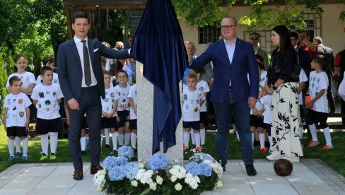 PODIGNUT SPOMENIK HUGO BULIJU: Na Adi otkrivena bista tvorcu fudbala u Srbiji! (FOTO) PODIGNUT SPOMENIK HUGO BULIJU: Na Adi otkrivena bista tvorcu fudbala u Srbiji! (FOTO)