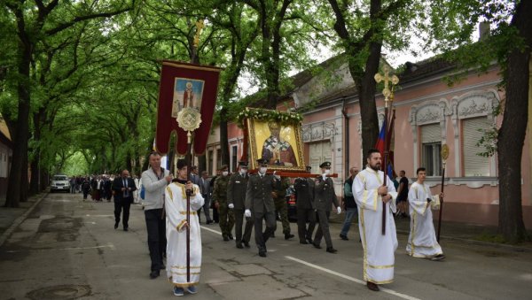 ЛИТИЈА ПРОШЛА ТРГОМ И НАЈЛЕПШОМ УЛИЦОМ: Кикинда прославила Славу града ЛИТИЈА ПРОШЛА ТРГОМ И НАЈЛЕПШОМ УЛИЦОМ: Кикинда прославила Славу града