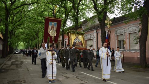 ЛИТИЈА ПРОШЛА ТРГОМ И НАЈЛЕПШОМ УЛИЦОМ: Кикинда прославила Славу града ЛИТИЈА ПРОШЛА ТРГОМ И НАЈЛЕПШОМ УЛИЦОМ: Кикинда прославила Славу града