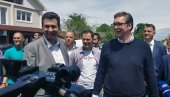VUČIĆ U ŠAPCU: Predsednik prisutvovao završnici izgradnje važnog puta (FOTO) VUČIĆ U ŠAPCU: Predsednik prisutvovao završnici izgradnje važnog puta (FOTO)
