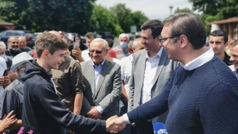 НАСТАВЉАМО ДА ГРАДИМО! Вучић у шабачком крају отворио важан пут који ће знатно олакшати живот мештанима (ФОТО) НАСТАВЉАМО ДА ГРАДИМО! Вучић у шабачком крају отворио важан пут који ће знатно олакшати живот мештанима (ФОТО)