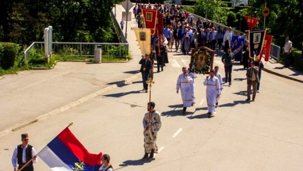 НА ДВА МЕСТА ЛОМИЛИ КРСНИ КОЛАЧ: Фочаци прославили Никољдан у цркви Светог Николе и у Општинској згради НА ДВА МЕСТА ЛОМИЛИ КРСНИ КОЛАЧ: Фочаци прославили Никољдан у цркви Светог Николе и у Општинској згради
