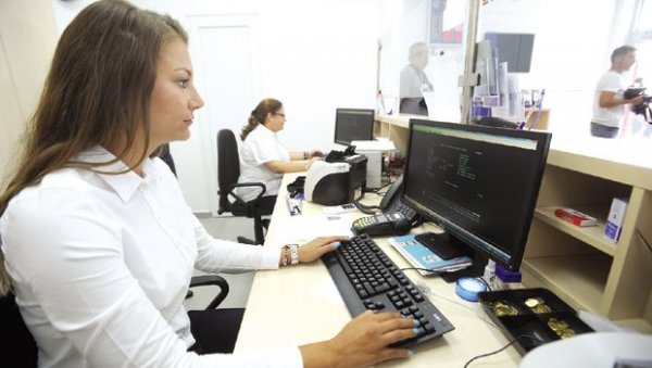 СРБИМА СА КиМ СТИЖЕ ПО 100 ЕВРА: Помоћ грађанима и привреди СРБИМА СА КиМ СТИЖЕ ПО 100 ЕВРА: Помоћ грађанима и привреди