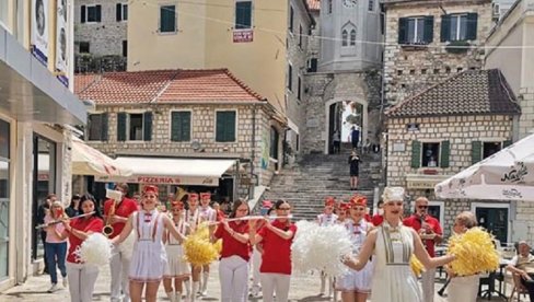 KONCERTI, DEFILEI, IZLOŽBE: Počelo obeležavanje dva jubileja, 135 godina hercegnovske Gradske muzike i 50 mažoret ansambla KONCERTI, DEFILEI, IZLOŽBE: Počelo obeležavanje dva jubileja, 135 godina hercegnovske Gradske muzike i 50 mažoret ansambla