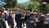ВУЧИЋ ОДМАХ ПРИТРЧАО ДА ПОМОГНЕ: Девојци позлило приликом откривања споменика у Димитровграду (ВИДЕО)