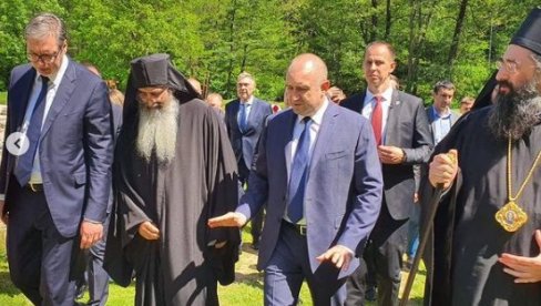NASTAVLJENA POSETA DIMITROVGRADU: Predsednik Vučić obišao manastir Svetog Jovana Bogoslova (FOTO) NASTAVLJENA POSETA DIMITROVGRADU: Predsednik Vučić obišao manastir Svetog Jovana Bogoslova (FOTO)