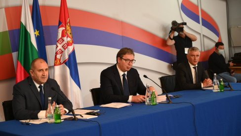 ВУЧИЋ СА РАДЕВИМ У ДИМИТРОВГРАДУ: За три године се много тога променило и за Србе и за Бугаре! (ВИДЕО) ВУЧИЋ СА РАДЕВИМ У ДИМИТРОВГРАДУ: За три године се много тога променило и за Србе и за Бугаре! (ВИДЕО)