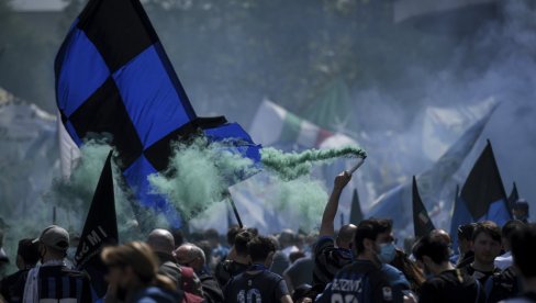LUDILO ISPRED ĐUZEPE MEACE: Na hiljade navijača Intera slavi Skudeto (FOTO) (VIDEO) LUDILO ISPRED ĐUZEPE MEACE: Na hiljade navijača Intera slavi Skudeto (FOTO) (VIDEO)