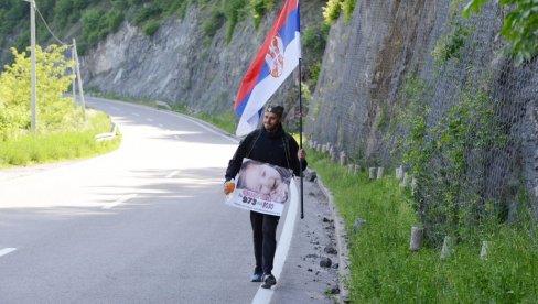 ВЕЛИКО СРЦЕ НЕМАЊЕ НИКОЛИЋА: Пешке од Краљева до Косовске Митровице за помоћ малом Гаврилу (ФОТО) ВЕЛИКО СРЦЕ НЕМАЊЕ НИКОЛИЋА: Пешке од Краљева до Косовске Митровице за помоћ малом Гаврилу (ФОТО)
