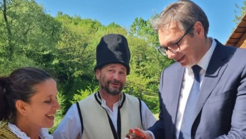 OVAKAV SPECIJALITET SE RETKO VIĐA: Vučić dobio na poklon džem od ljutih papričica (FOTO) OVAKAV SPECIJALITET SE RETKO VIĐA: Vučić dobio na poklon džem od ljutih papričica (FOTO)