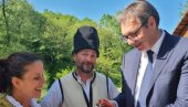 ОВАКАВ СПЕЦИЈАЛИТЕТ СЕ РЕТКО ВИЂА: Вучић добио на поклон џем од љутих папричица (ФОТО) ОВАКАВ СПЕЦИЈАЛИТЕТ СЕ РЕТКО ВИЂА: Вучић добио на поклон џем од љутих папричица (ФОТО)