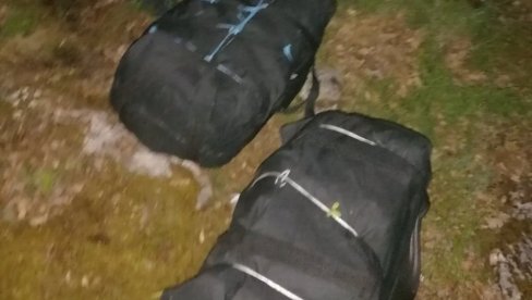 УХАПШЕНИ АЛБАНЦИ СА 40 КИЛОГРАМА СКАНКА: Осујећен покушај увоза дроге у Црну Гору УХАПШЕНИ АЛБАНЦИ СА 40 КИЛОГРАМА СКАНКА: Осујећен покушај увоза дроге у Црну Гору