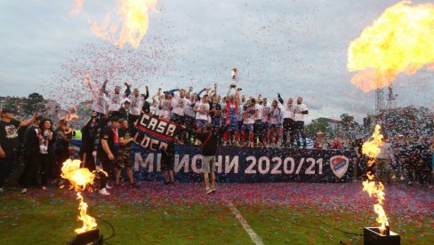 СРПСКИ КЛУБ ШАМПИОН БИХ: Навијачи направили невероватну фешту (ФОТО) СРПСКИ КЛУБ ШАМПИОН БИХ: Навијачи направили невероватну фешту (ФОТО)